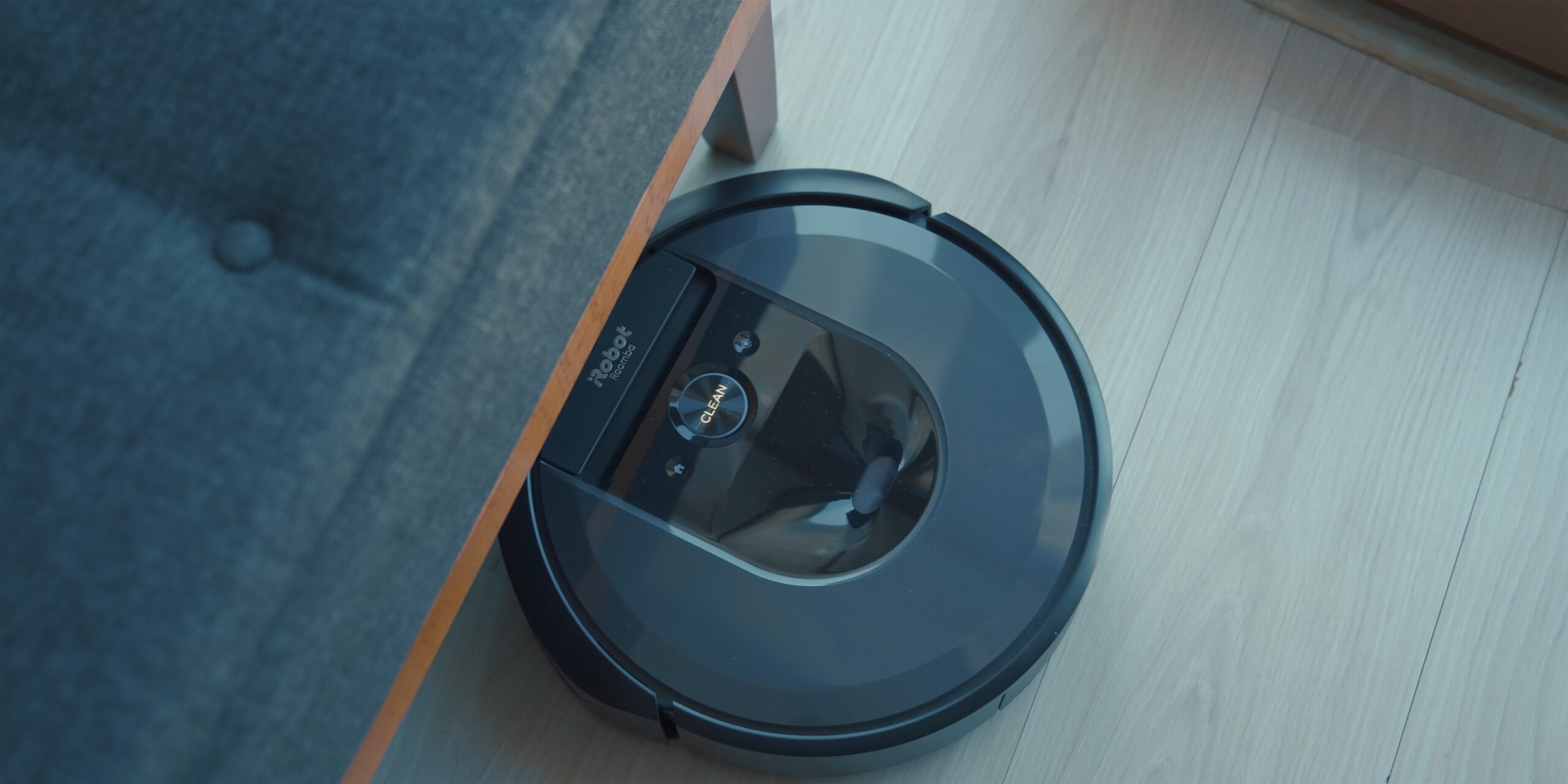 Amazon est sous enquête pour l'acquisition de la société Roomba iRobot, ce qui pourrait conduire à une domination d'Amazon sur le marché de la maison intelligente et entraver la concurrence. Les autorités compétentes enquêtent sur cette acquisition qui pourrait avoir des conséquences sur le marché de la maison intelligente.